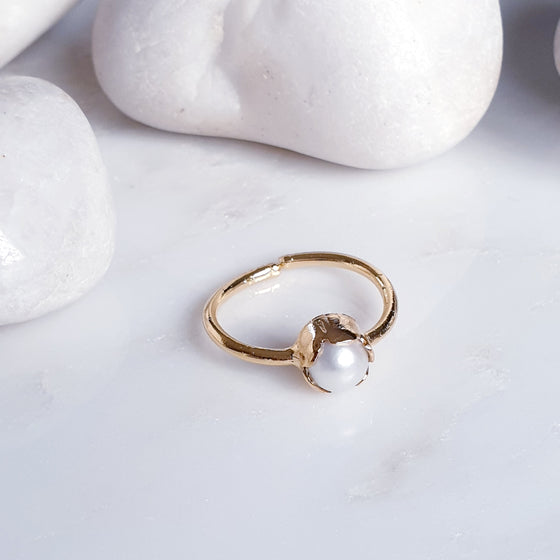 Small Pearl one stone ring
